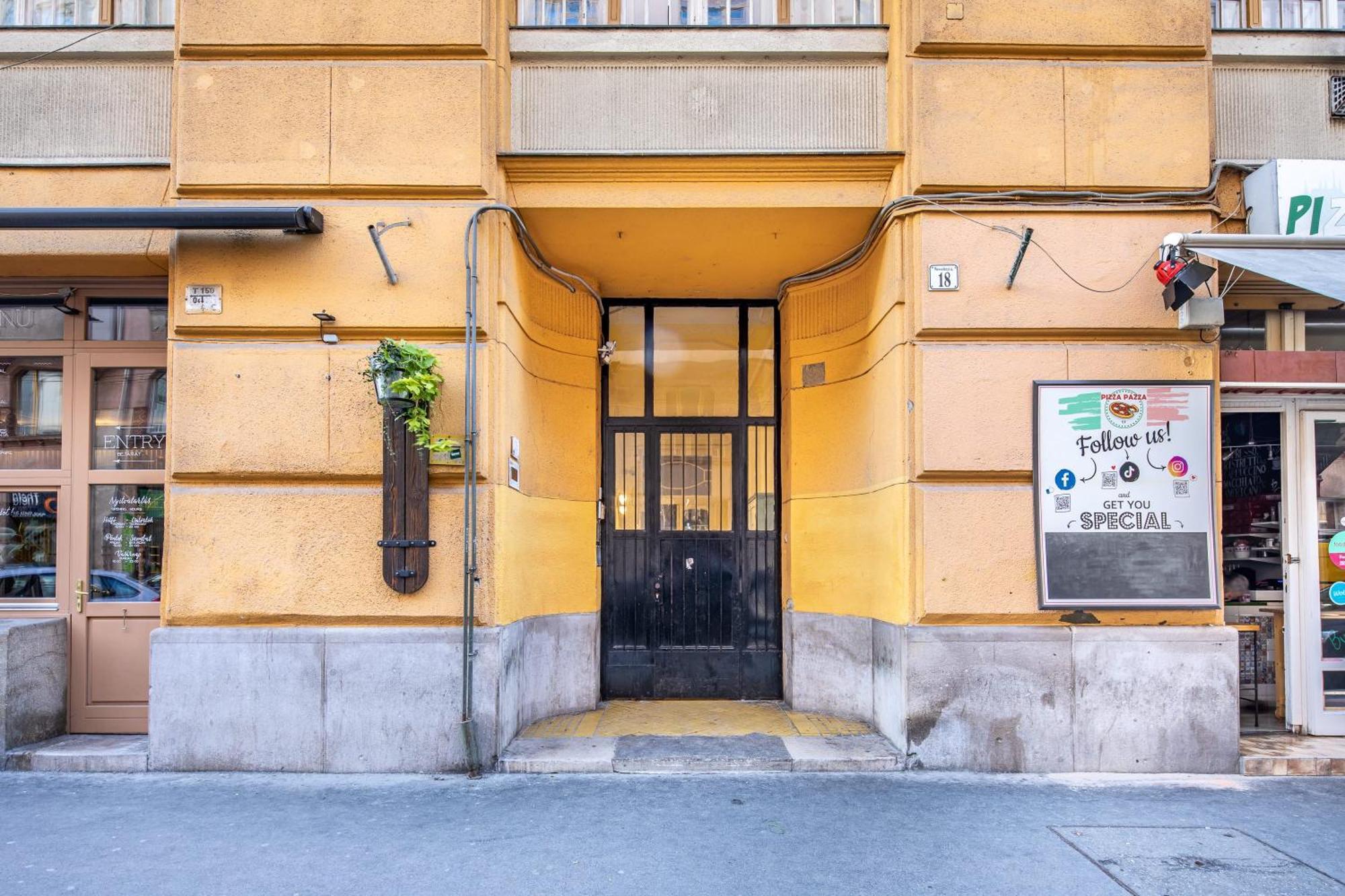 Very Central - Small Studio For Solo Traveller Budapest Kültér fotó
